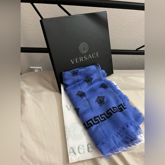 NEW VERSACE blue Medusa Greca Large silk mix shawl scarf - Picture 15 of 15